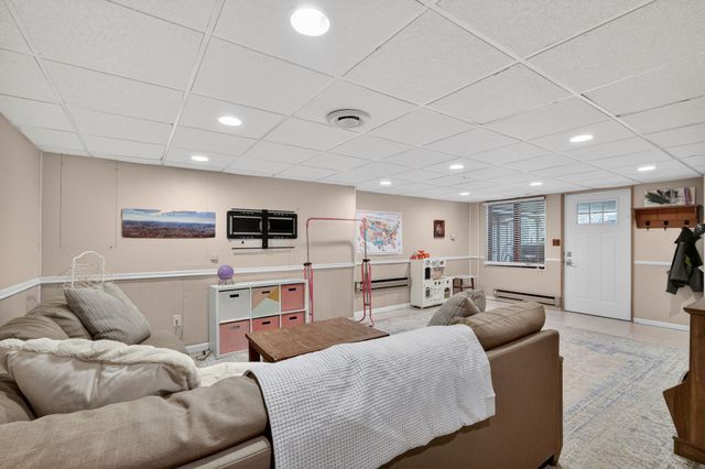 6012 N Waterbury Road, Des Moines, IA 50312