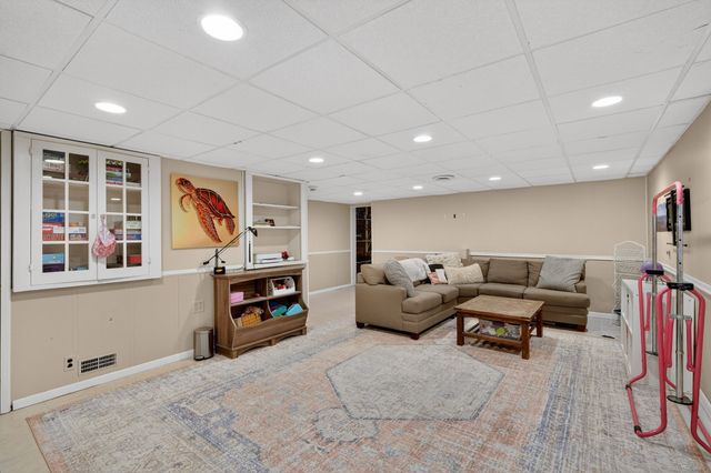 6012 N Waterbury Road, Des Moines, IA 50312