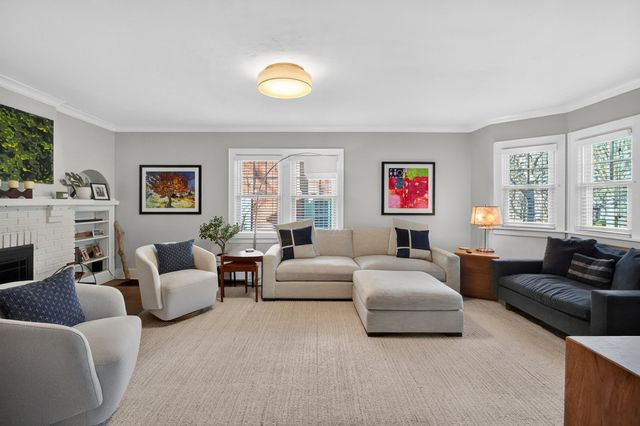 6012 N Waterbury Road, Des Moines, IA 50312