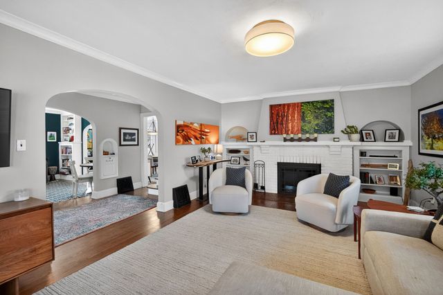 6012 N Waterbury Road, Des Moines, IA 50312