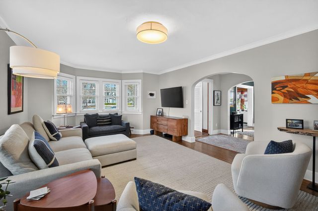 6012 N Waterbury Road, Des Moines, IA 50312