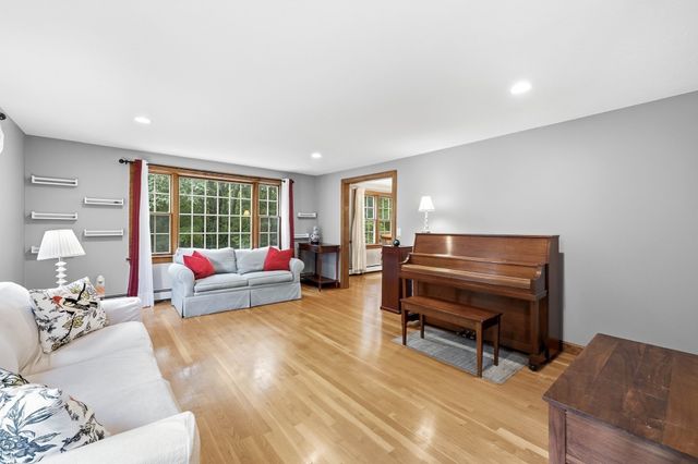 14 Nottingham Cir, Holden, MA 01520