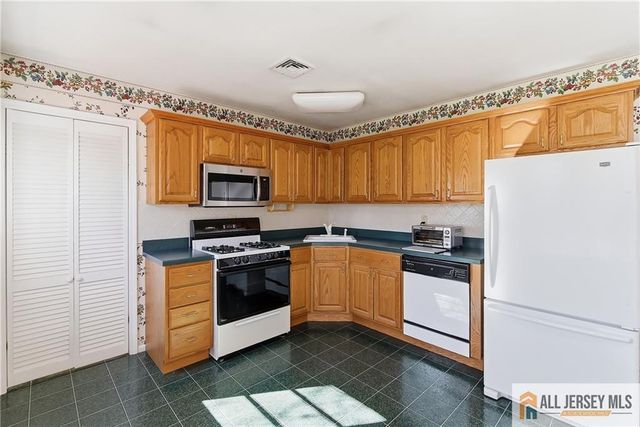 7 Brook Hollow Road, Piscataway, NJ 08854