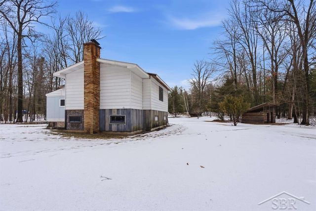 2647 W Huckleberry Road, Sanford, MI 48657