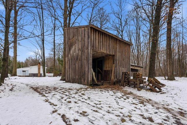 2647 W Huckleberry Road, Sanford, MI 48657