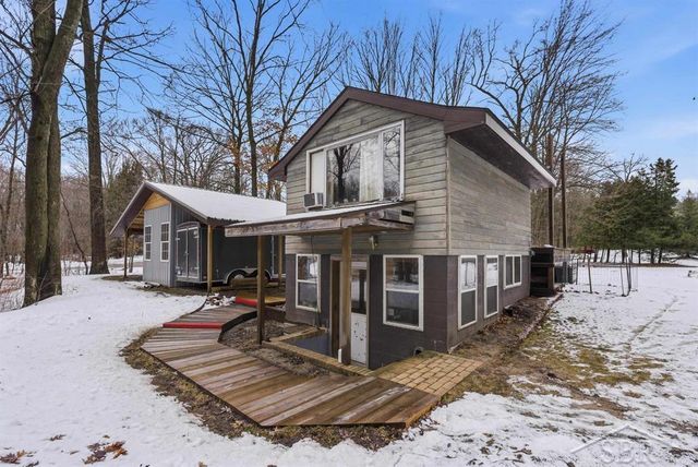 2647 W Huckleberry Road, Sanford, MI 48657