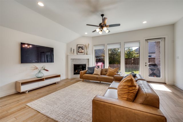 317 Foxthorne Way, Little Elm, TX 75068