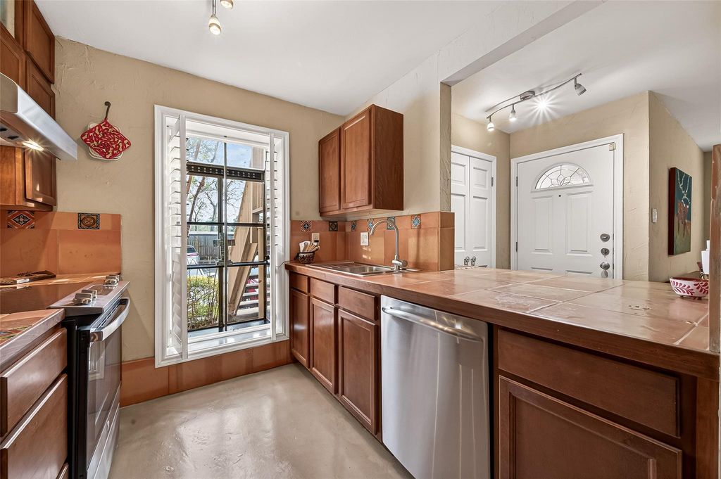 Image 12 of property listing at 1311 Antoine Drive 223, Houston, TX 77055