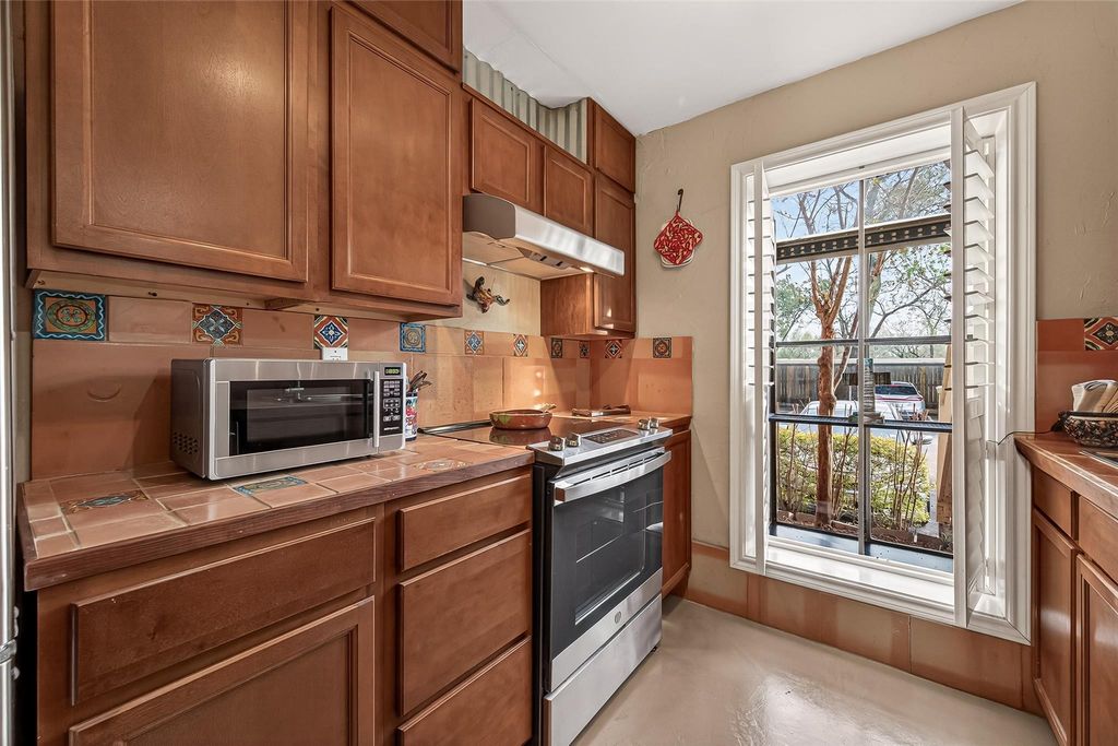 Image 13 of property listing at 1311 Antoine Drive 223, Houston, TX 77055