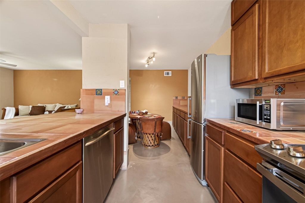 Image 15 of property listing at 1311 Antoine Drive 223, Houston, TX 77055