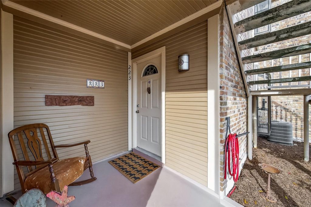 Image 2 of property listing at 1311 Antoine Drive 223, Houston, TX 77055
