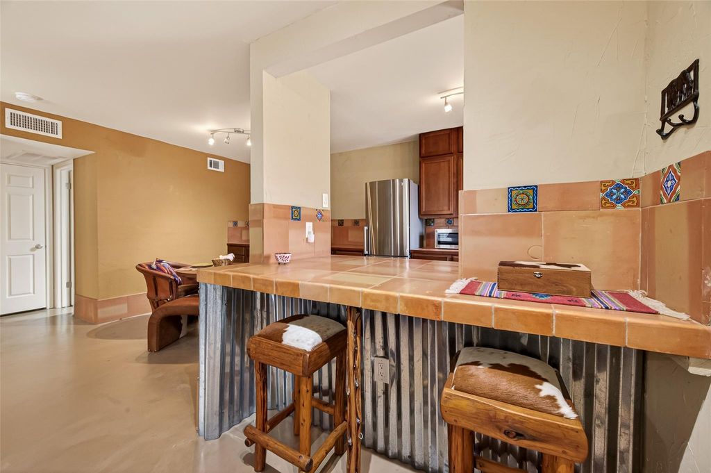 Image 9 of property listing at 1311 Antoine Drive 223, Houston, TX 77055