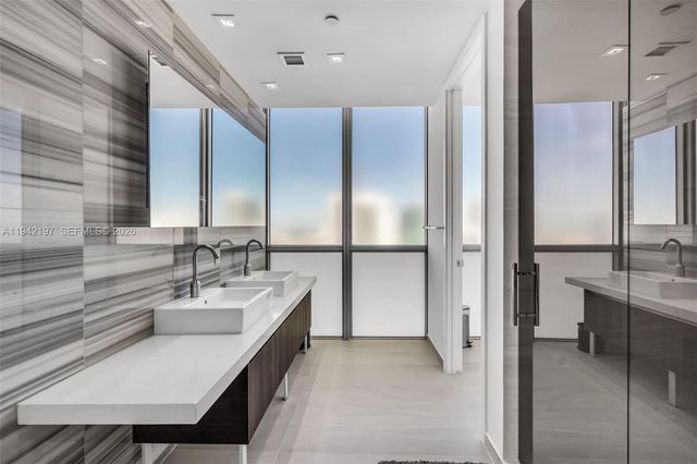 1100 Biscayne Blvd 2907, Miami, FL 33132