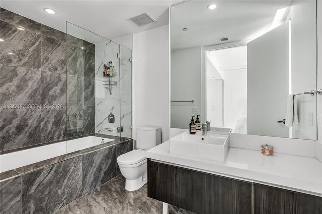 1100 Biscayne Blvd 2907, Miami, FL 33132