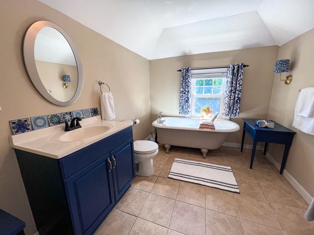27 Fernleaf Ave, Longmeadow, MA 01106