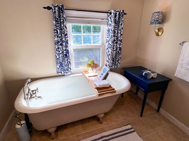 27 Fernleaf Ave, Longmeadow, MA 01106