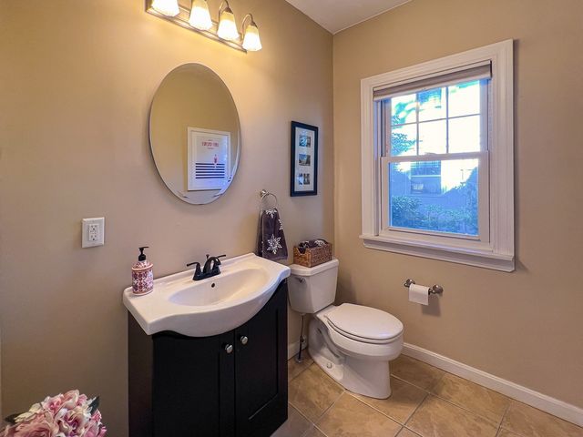 27 Fernleaf Ave, Longmeadow, MA 01106