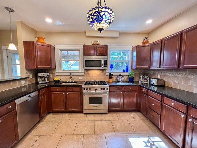 27 Fernleaf Ave, Longmeadow, MA 01106