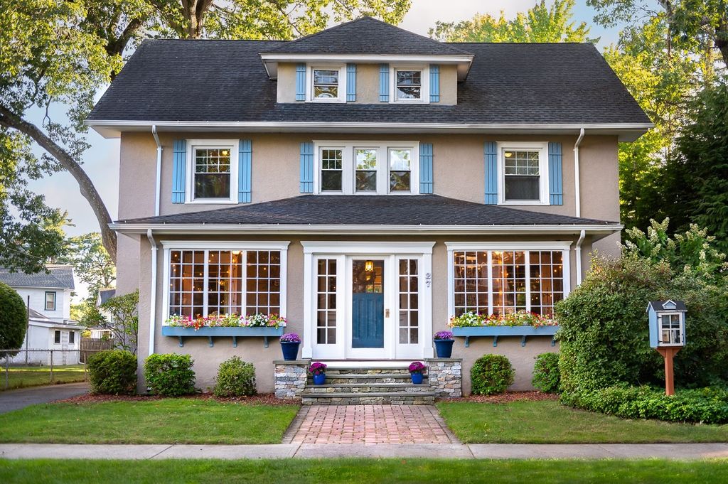 27 Fernleaf Ave, Longmeadow, MA 01106