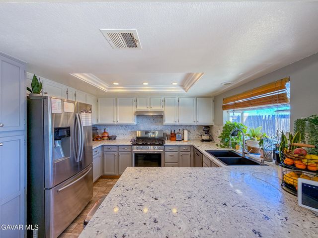 646 Twinberry Lane, Lancaster, CA 93534