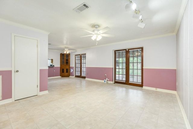 429 E Kiber Street, Angleton, TX 77515