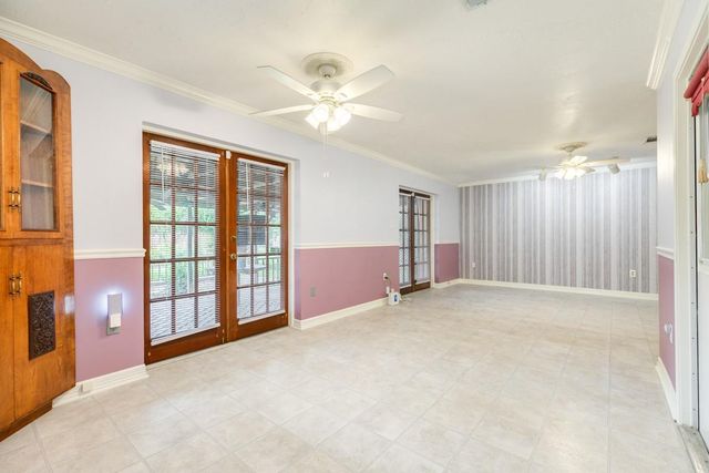 429 E Kiber Street, Angleton, TX 77515