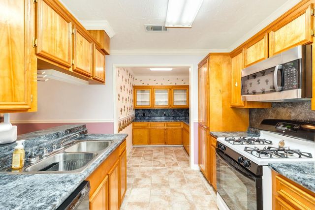 429 E Kiber Street, Angleton, TX 77515