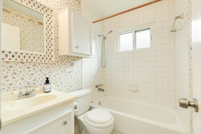 429 E Kiber Street, Angleton, TX 77515