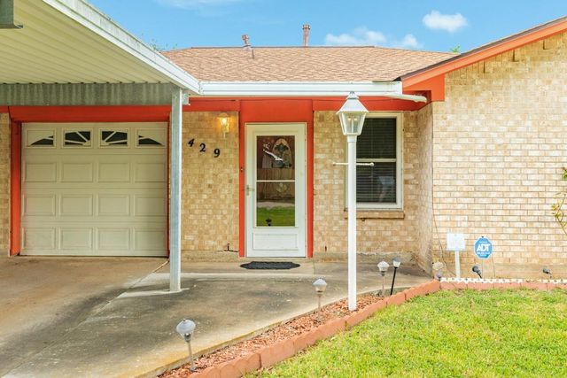 429 E Kiber Street, Angleton, TX 77515