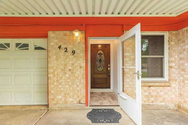 429 E Kiber Street, Angleton, TX 77515