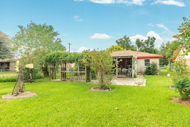 429 E Kiber Street, Angleton, TX 77515
