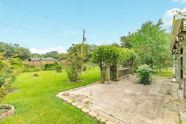 429 E Kiber Street, Angleton, TX 77515