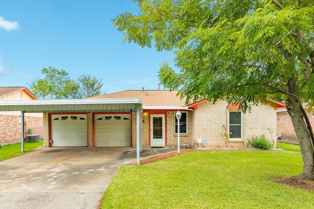 429 E Kiber Street, Angleton, TX 77515