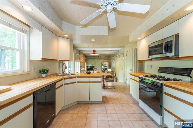 102 Robertson Drive, Wyckoff, NJ 07481