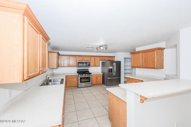 6218 E Stonechat Drive, Tucson, AZ 85756
