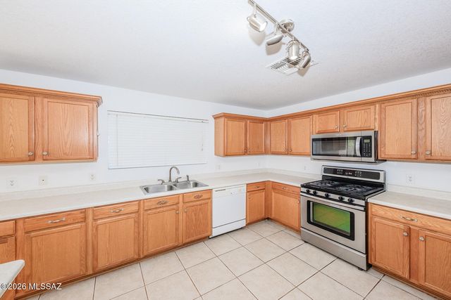 6218 E Stonechat Drive, Tucson, AZ 85756