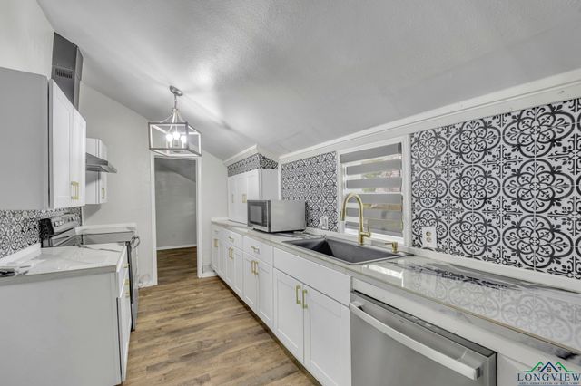 585 Naples Dr., Omaha, TX 75571