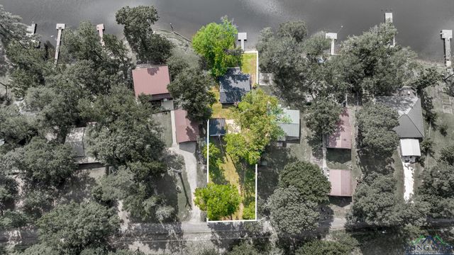 585 Naples Dr., Omaha, TX 75571