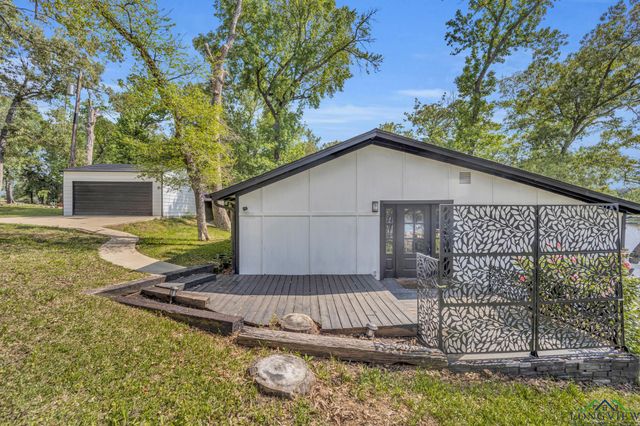 585 Naples Dr., Omaha, TX 75571