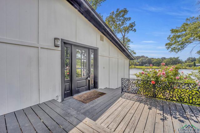 585 Naples Dr., Omaha, TX 75571