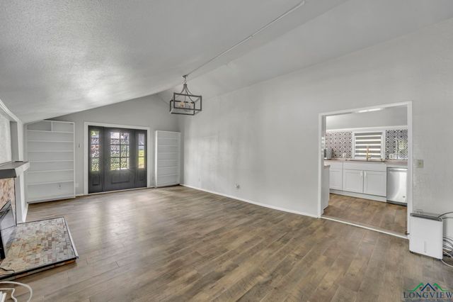 585 Naples Dr., Omaha, TX 75571