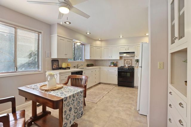 850 N Baker St, Stockton, CA 95203