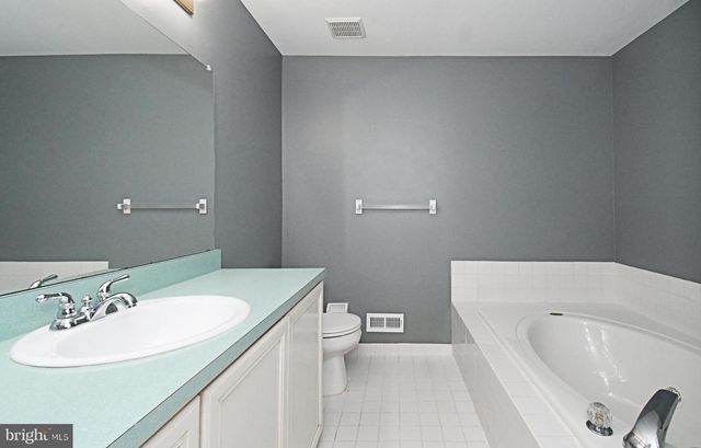 82 HONEY LOCUST LN, Newtown, PA 18940