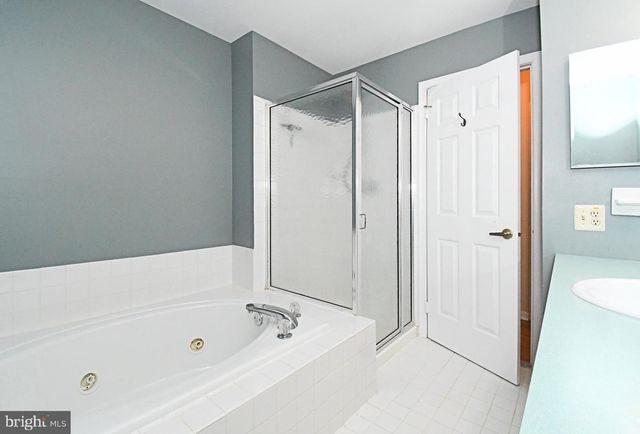 82 HONEY LOCUST LN, Newtown, PA 18940