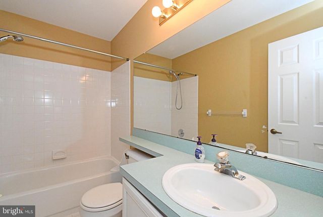 82 HONEY LOCUST LN, Newtown, PA 18940