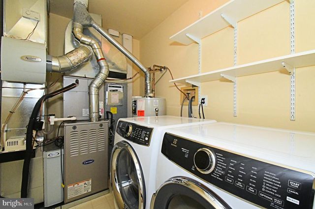 82 HONEY LOCUST LN, Newtown, PA 18940