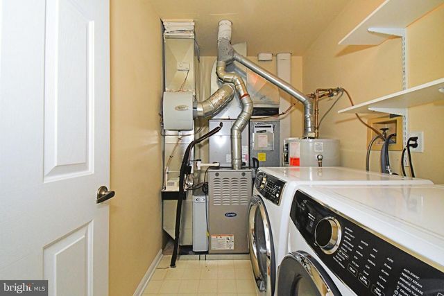 82 HONEY LOCUST LN, Newtown, PA 18940