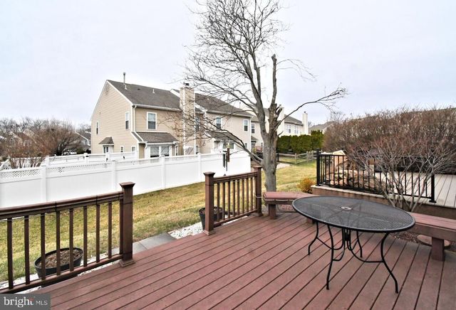 82 HONEY LOCUST LN, Newtown, PA 18940