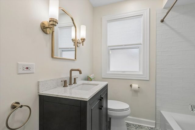 5905 N Melvina Avenue, Chicago, IL 60646