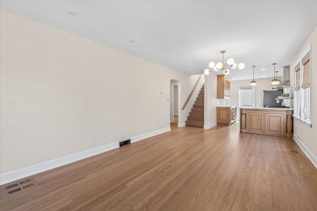 5905 N Melvina Avenue, Chicago, IL 60646